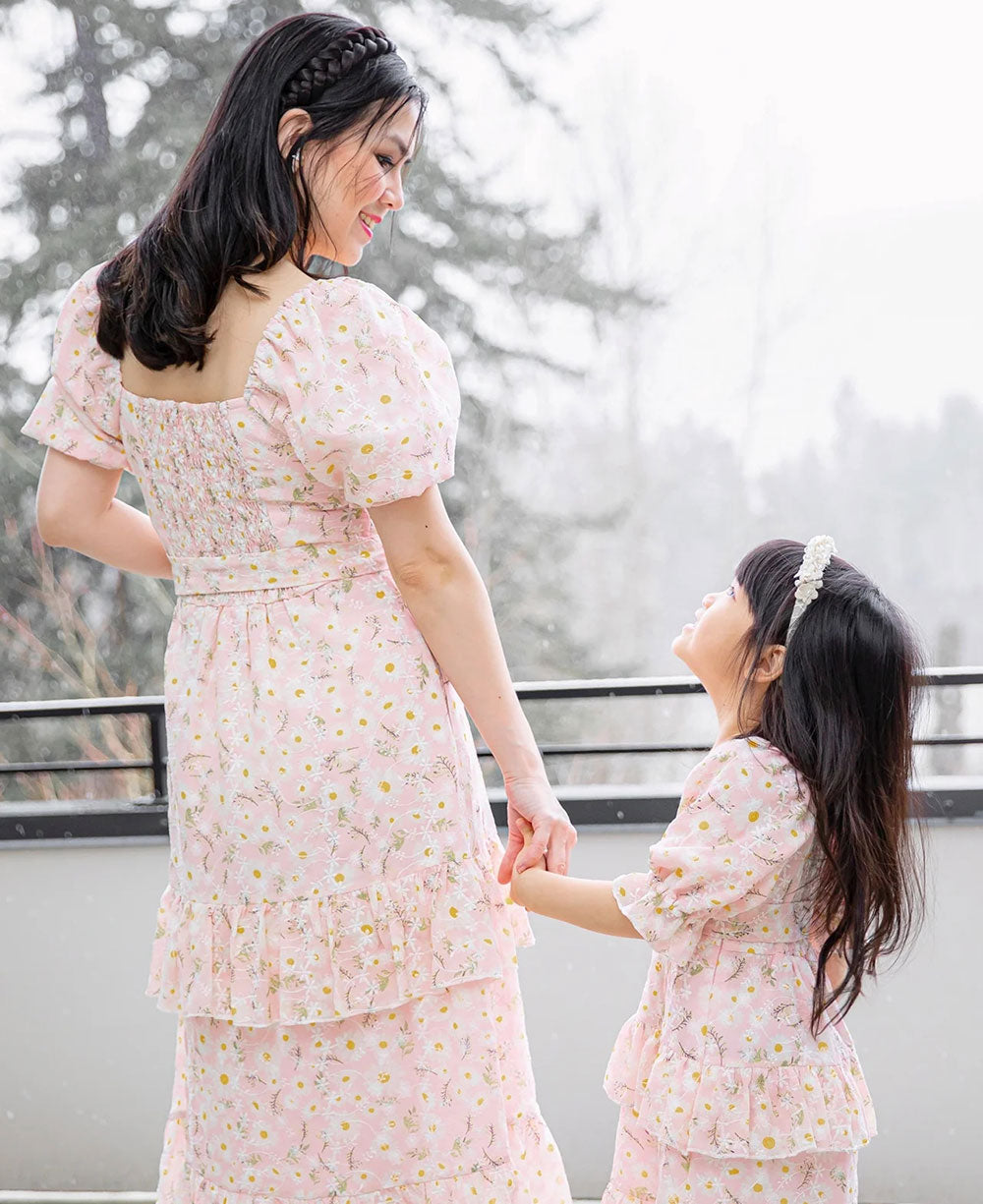 Mome-Feminine and functional clothes for mothers