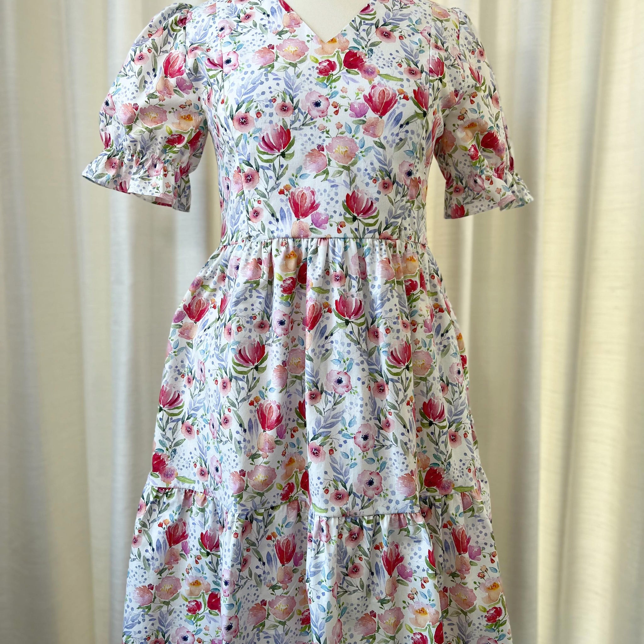 All day dress with nursing zippers in floral print, knee-length, relaxed fit, size S & L