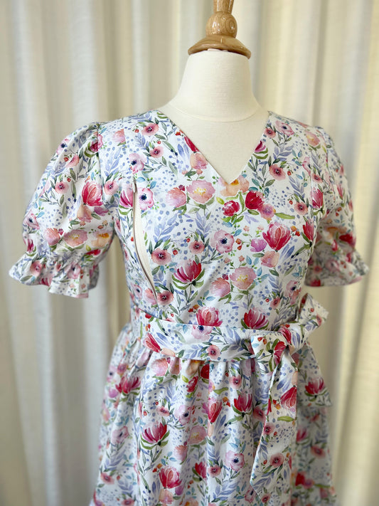 All day dress with nursing zippers in floral print, knee-length, relaxed fit, size S & L